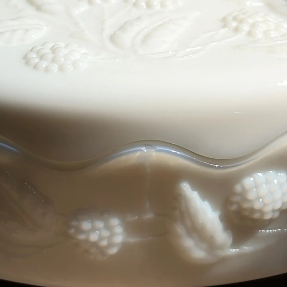 Vintage Fostoria 1960s Berry Milk Glass Candy Dish - Picture 7 of 7